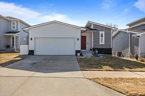 902 NE 14th St, Grimes, IA 50111