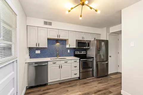 4206 64th St #2, Urbandale, IA 50322