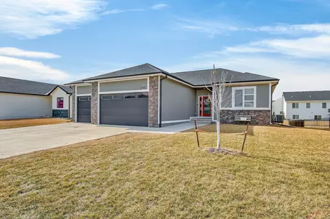 2590 Serenity Dr, Waukee, IA 50263