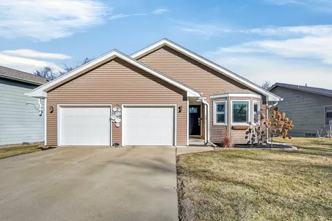 3877 92nd Dr, Urbandale, IA 50322