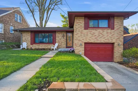 6428 Elmcrest Dr, Windsor Heights, IA 50324