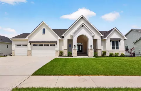 16211 Sharon Dr, Urbandale, IA 50323