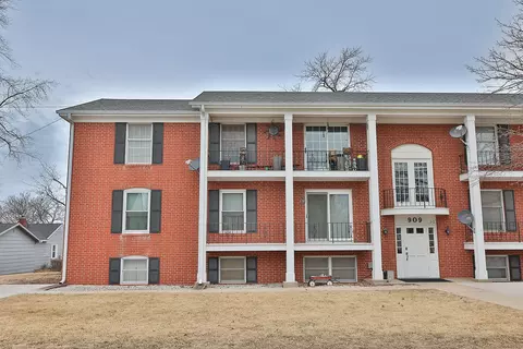 909 W 1st St #2, Pella, IA 50219