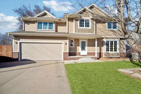 7123 N Valley Dr, Urbandale, IA 50322