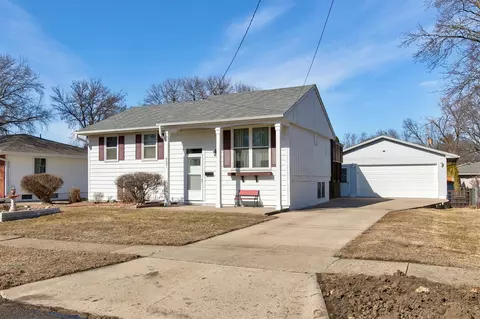 8401 Horton Ave, Urbandale, IA 50322