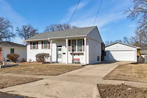 8401 Horton Ave, Urbandale, IA 50322