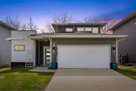 17120 Mistflower Ln, Urbandale, IA 50323