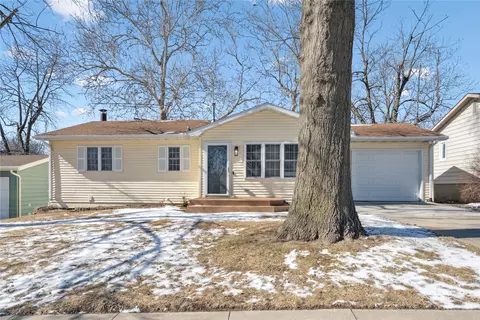 409 Hazel St, Pella, IA 50219