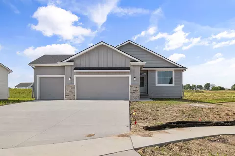 1018 Shady Lane Dr, Norwalk, IA 50211