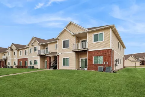 1825 SW White Birch Cir #16, Ankeny, IA 50023