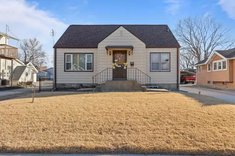 2433 E Walnut St, Des Moines, IA 50317
