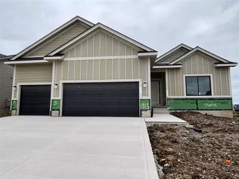 1815 Silver Maple Dr, Norwalk, IA 50211