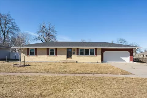 806 SE Bel Aire Rd, Ankeny, IA 50021