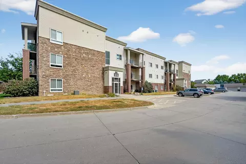 6350 Coachlight Dr #3204, West Des Moines, IA 50266