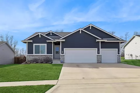 1723 Bentley Ct, Norwalk, IA 50211