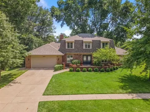 2904 Sylvania Dr, West Des Moines, IA 50266