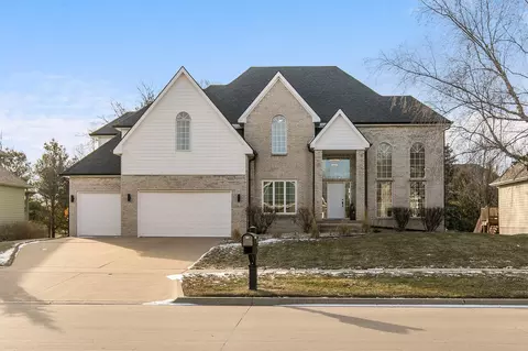 5830 Coachlight Ct, West Des Moines, IA 50266