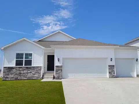 3035 Sweetwater Dr, Des Moines, IA 50320