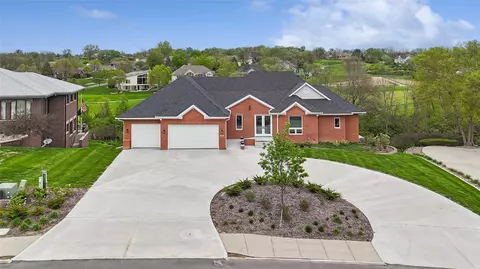1863 Glen Oaks Dr, West Des Moines, IA 50266