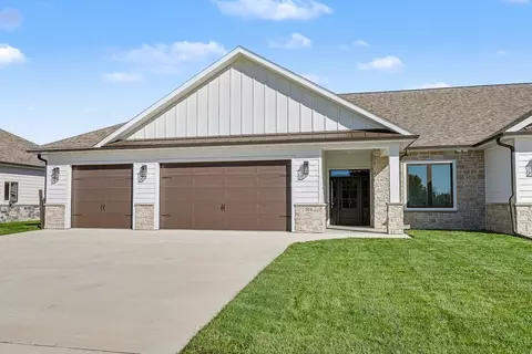 704 Big Rock Park Rd, Pella, IA 50219