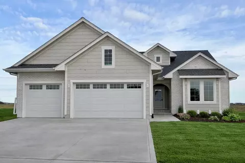 17425 Oakwood Dr, Urbandale, IA 50323