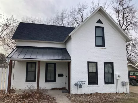 223 E 3rd St, Pella, IA 50219