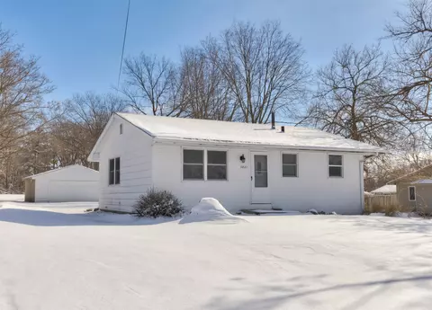 3827 E 27th St, Des Moines, IA 50317
