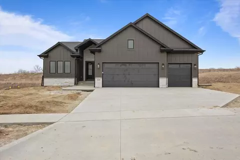 1606 N G St, Indianola, IA 50125