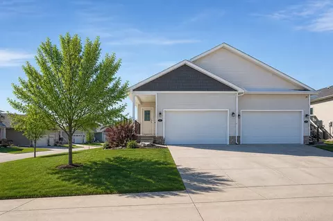 711 Dogwood Ln, Norwalk, IA 50211
