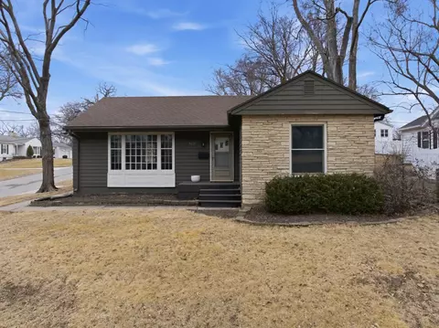 6131 Harwood Dr, Des Moines, IA 50312