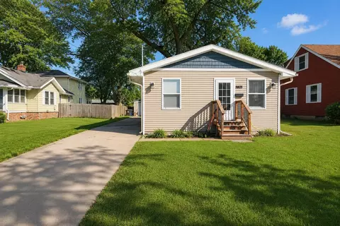 3803 Bowdoin St, Des Moines, IA 50313