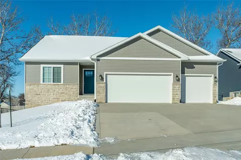 1313 Rolling Hills Dr, Norwalk, IA 50211