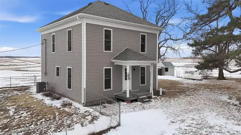 5704 E 28th St N, Newton, IA 50208