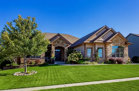 15501 Plum Dr, Urbandale, IA 50323