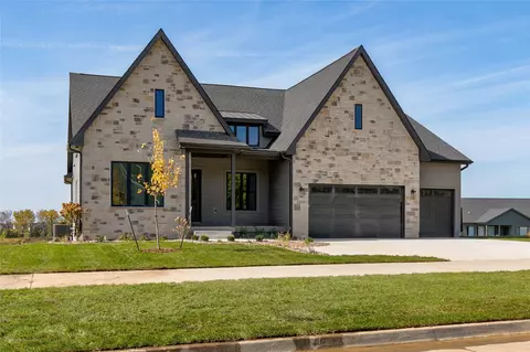 1447 S 81st St, West Des Moines, IA 50266