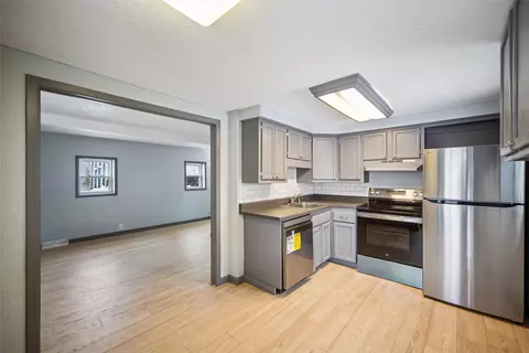 2400 45th St, Des Moines, IA 50310