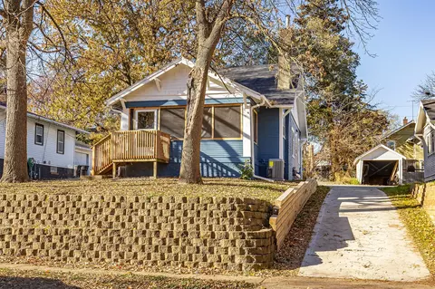 676 34th St, Des Moines, IA 50312