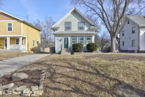 2327 E 9th St, Des Moines, IA 50316