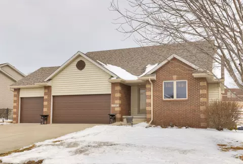 15805 Aurora Ave, Urbandale, IA 50323