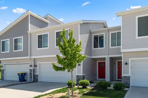 9612 Heightsview Dr, West Des Moines, IA 50266