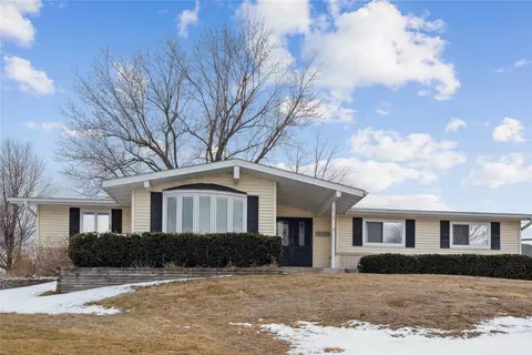 2135 Country Club Dr, Grinnell, IA 50112