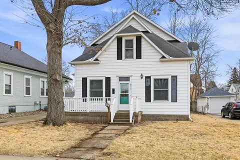 911 Franklin St, Pella, IA 50219