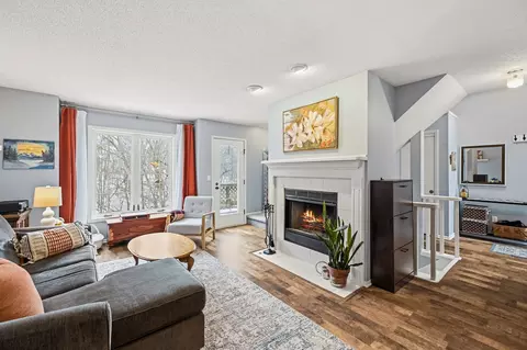 6873 Sharon Dr, Urbandale, IA 50322
