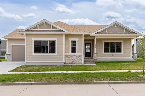 305 SW 16th St, Ankeny, IA 50023