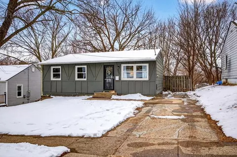 2804 Cambridge St, Des Moines, IA 50313