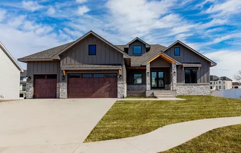 795 Canterbury Cir, Waukee, IA 50263