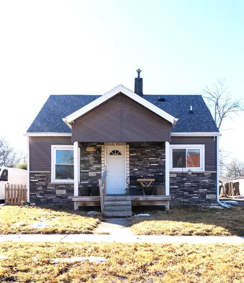 824 E 22nd Ct, Des Moines, IA 50317