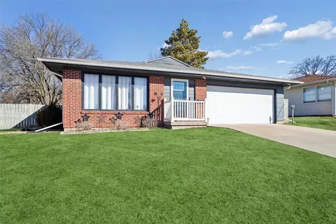 803 W Jefferson St, Knoxville, IA 50138