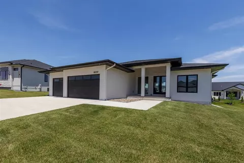 18239 Alderleaf Dr, Clive, IA 50325