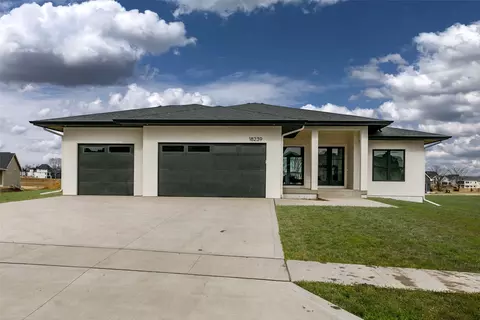 18239 Alderleaf Dr, Clive, IA 50325